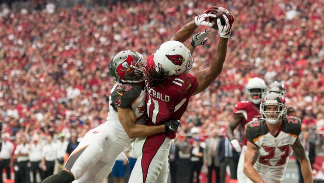 Cardinals receiver Larry Fitzgerald (11) makes a first-half touchdown catch against Buccaneers defender Brent Grimes (24).