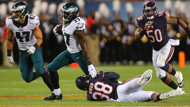 Eagles receiver Nelson Agholor (17) eludes Bears defender Adrian Amos (38) after a first-half catch.