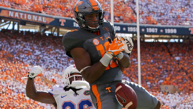Tennessee Volunteers tight end Jason Croom (18) drops a pass while being defended by Florida Gators defensive back Marcell Harris (26) during the first quarter at Neyland Stadium.