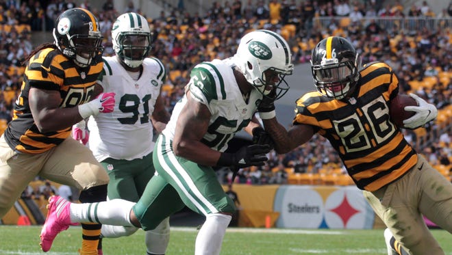 Oct 9, 2016; Pittsburgh, PA, USA; Pittsburgh Steelers running back Le'Veon Bell (26) rushes the ball as New York Jets middle linebacker David Harris (52) defends during the fourth quarter at Heinz Field. The Steelers won 31-13. Mandatory Credit: Charles LeClaire-USA TODAY Sports ORG XMIT: USATSI-268364 ORIG FILE ID:  20161009_szo_al8_089.JPG