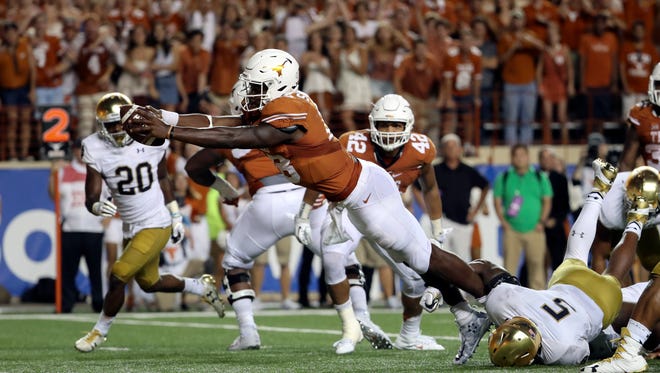 Texas Longhorns quarterback Tyrone Swoopes dives in for the winning TD.
