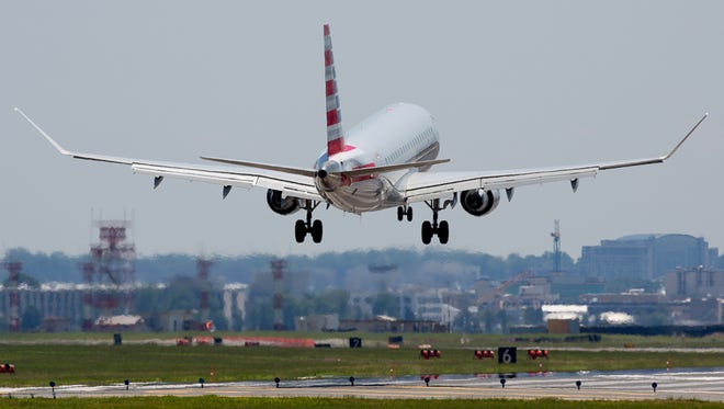 An American Airlines Embraer 175 jet prepares to land at Washington DC's Reagonal National Airport on May 24, 2015.