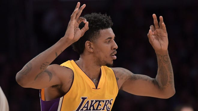 Nick Young agrees to a contract with the Golden State Warriors.