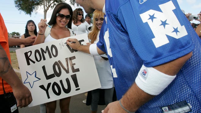 Romo signs an autograph for a fan at the 2008 Pro Bowl.