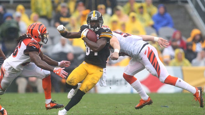 Pittsburgh Steelers wide receiver Antonio Brown (84) returns a punt against the Cincinnati Bengals during the first quarter at Heinz Field.