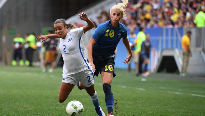 Mallory Pugh of the  United States, left, fights for the ball with Sofia Jakobsson of Sweden during the women's team quarterfinal in the Rio 2016 Summer Olympic Games at Estadio Nacional Mane Garrincha.