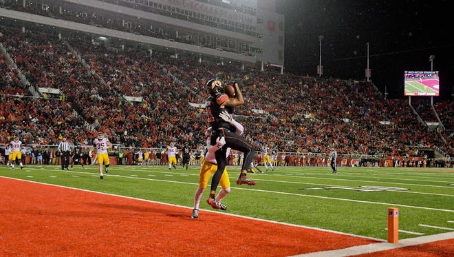 Utah wide receiver Raelon Singleton (11) catches a pass for a touchdown against the USC Trojans.